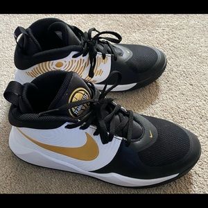 Nike Boy's Team Hustle D9 Basketball Shoes 6Y